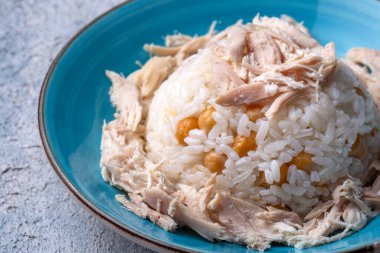 Geleneksel lezzetli Türk yemekleri; Nohutlu pilav ve tavuklu pilav (Türkçe adı: Tavuklu nohutlu pilav))