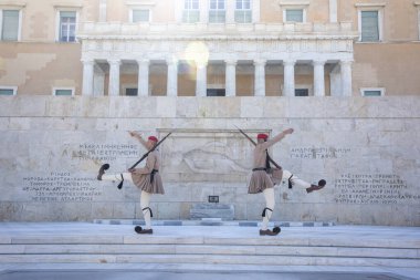4 Temmuz 2022 'de Yunanistan Sintagma Meydanı, bilinmeyene giden anıtın önünde nöbet değiştiriyor. Geleneksel üniformalı cumhurbaşkanı, Meçhul Asker Mezarı 'nın önünde yürüyor.