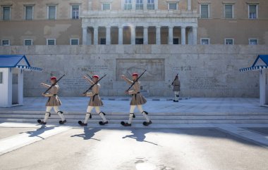 4 Temmuz 2022 'de Yunanistan Sintagma Meydanı, bilinmeyene giden anıtın önünde nöbet değiştiriyor. Geleneksel üniformalı cumhurbaşkanı, Meçhul Asker Mezarı 'nın önünde yürüyor.