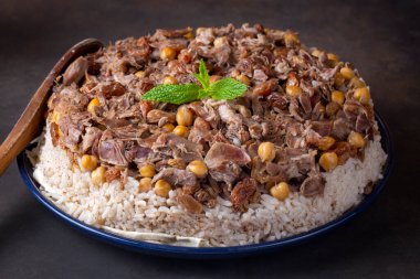 Geleneksel lezzetli Türk mutfağı; yerel pilav (Türkçe: Sivas Divrigi pilavi, Sivas pilavi, Divrigi pilavi))