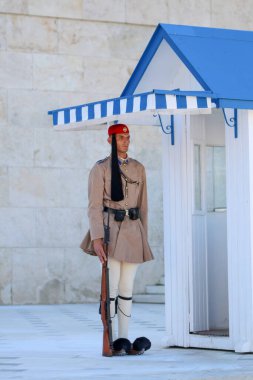 Atina - Yunanistan, 4 Temmuz 2022, Yunanistan Sintagma Meydanı Bilinmeyen Anıt önünde nöbet değişimi