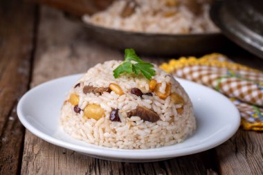 Geleneksel lezzetli Türk yemekleri; çam fıstığı ve fındıklı pirinç pilavı (Türkçe adı; bademli iç pilav veya pilav))