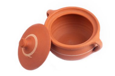 Türk mutfağının lezzetli yiyecekleri pişirmek için kullanılan beyaz seramik seramik. Guvec Türk ismi