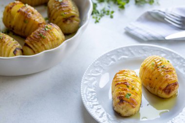Ekstra baharatlı ve otlu Hasselback patatesleri. Türkiye 'de, fan patatesleri fırında patates olarak bilinir. (Türkçe adı; firinda Patates, yelpaze patatesi)