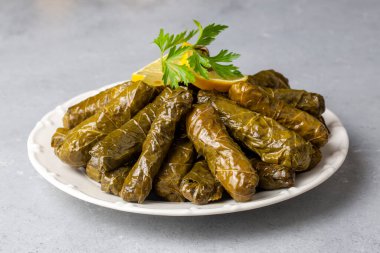 Lezzetli dolma (sarma) doldurulmuş üzüm yaprağı pilav, beyaz yoğurt sosu. Lübnan Dolma Sarması tabakta. Lübnan Türk mutfağı, Yunan ortadoğu mutfağı. (Türkçe adı: Yaprak sarma)