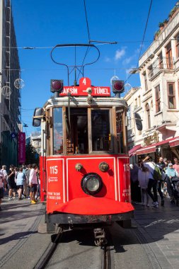 İstanbul - Türkiye, 15 Haziran 2022, İstanbul, Türkiye 'nin merkezindeki Taksim Meydanı yakınlarındaki alışveriş yayaları