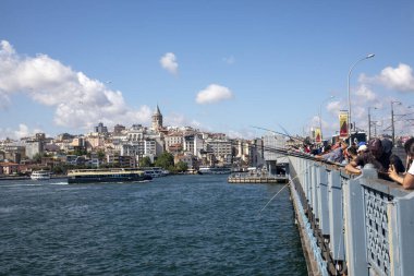 İstanbul - Türkiye, 18 Haziran 2022, Balıkçı, Galata Köprüsü Halkı ve arkadaki Galata Kulesi