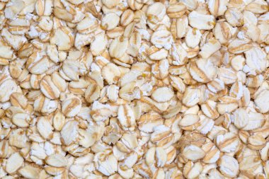 Kuru haddelenmiş yulaf izole yığını