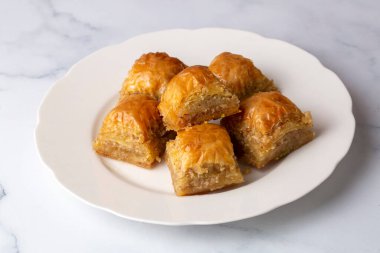 Geleneksel Türk tatlıları; el yapımı ceviz baklavası. Türkçe adı: cevizli baklava