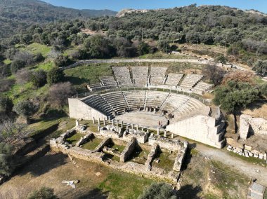 Torbali, İzmir, Türkiye: Arka planda Yenikoy köyü ile birlikte Türkiye 'nin İzmir kentindeki Metropolis antik sahasında yeniden inşa edilen tiyatroya bakış.