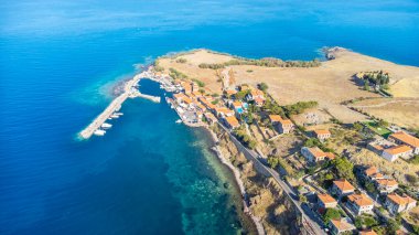 Skala Nees Kidonies, Lesvos Adası, Yunanistan. Lezbiyen Adası Molivos 'un hava aracı görüntüsü.