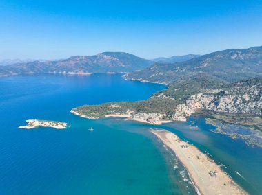 Dalyan Mugla 'daki Caretta Plajı, Iztuzu Sahili, Türkiye. Drone fotoğrafı.