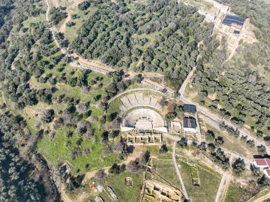 Torbali, İzmir, Türkiye: Arka planda Yenikoy köyü ile birlikte Türkiye 'nin İzmir kentindeki Metropolis antik sahasında yeniden inşa edilen tiyatroya bakış.