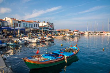 IISKELE, URLA, IZMIR, TURKEY. - 3 Mayıs 2022, rıhtımdaki kafeden marinaya bakın.