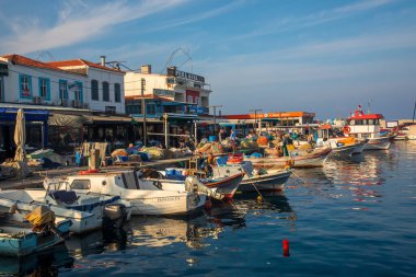 IISKELE, URLA, IZMIR, TURKEY. - 3 Mayıs 2022, rıhtımdaki kafeden marinaya bakın.