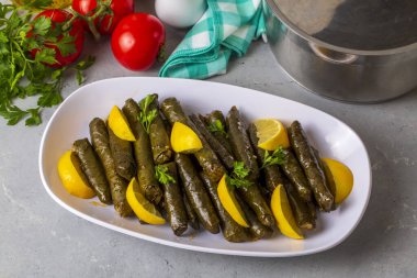 Geleneksel lezzetli Türk yemekleri; Dolma yaprak (Yaprak sarmasi)