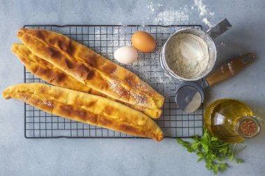 Türk mutfağı, çedar peynirli el yapımı pide, pasta. Türkçe adı: kasarli pide