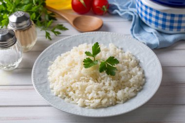 Düz pirinç pilavı, Türkçe adı; pirinc pilavi