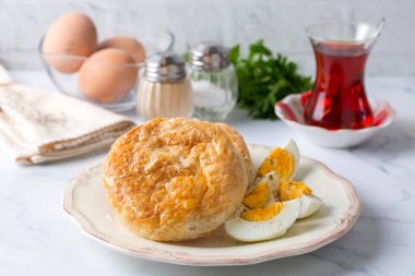 Geleneksel Türk Pastanesi Bagel (Boyoz) ve haşlanmış yumurta