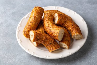 Türk simidi ve Türk çayı. Türkçe isim; simit ve Türk cayi