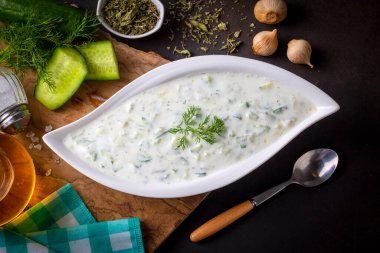 Geleneksel lezzetli aperatif; tzatziki (Türkçe adı; kakik)