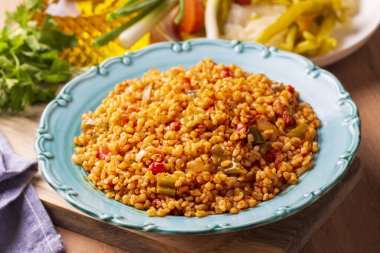 Tabakta domates sosu bulunan geleneksel Türk bulgur pilavı (Türkçe adı; meyhane pilavi))