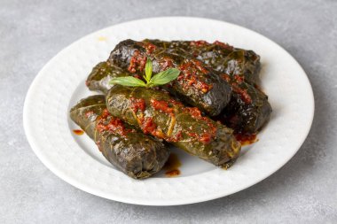 Haşlanmış yapraklı lahana dolması, geleneksel Türk türkçesi Karadeniz bölgesi yiyeceği, sarma, dolma (Türkçe adı Kara lahana sarmasi))