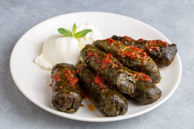 Haşlanmış yapraklı lahana dolması, geleneksel Türk türkçesi Karadeniz bölgesi yiyeceği, sarma, dolma (Türkçe adı Kara lahana sarmasi))