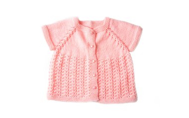 Beyaz arka planda şık örülmüş yün kazak. Çocukların yün süveter modelleri..