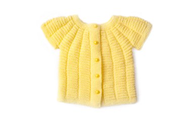 Beyaz arka planda şık örülmüş yün kazak. Çocukların yün süveter modelleri..