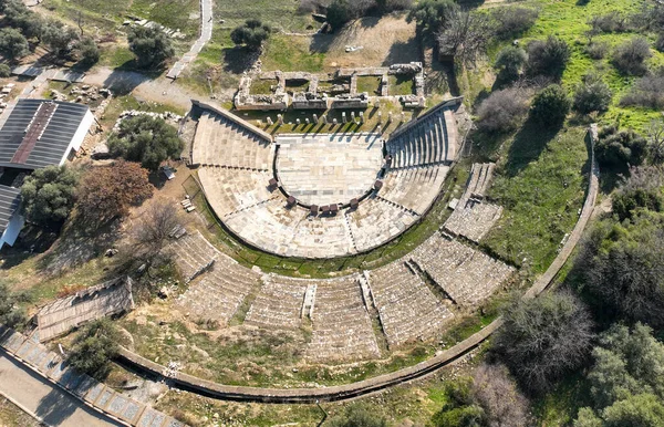 トライバル イズミール トルコ トルコのイズミルにあるメトロポリスの古代遺跡で再建された劇場の景色 背景にある円子の村 — ストック写真