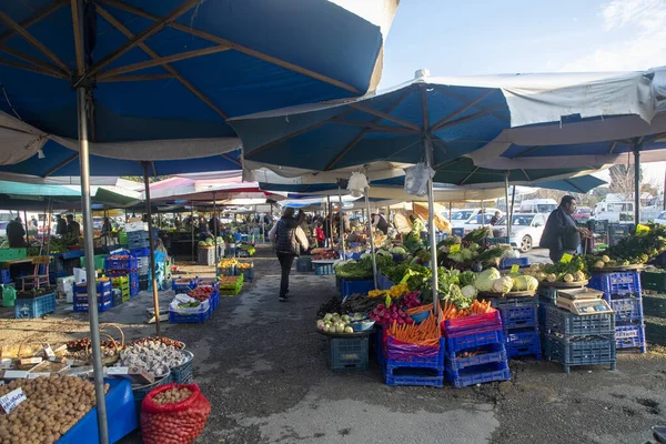 Mahalle kamu piyasasıdır. Taze sebze ve meyvelerin satıldığı pazar yeri. Cesmealti - Urla - İzmir. 15 Ocak 2023