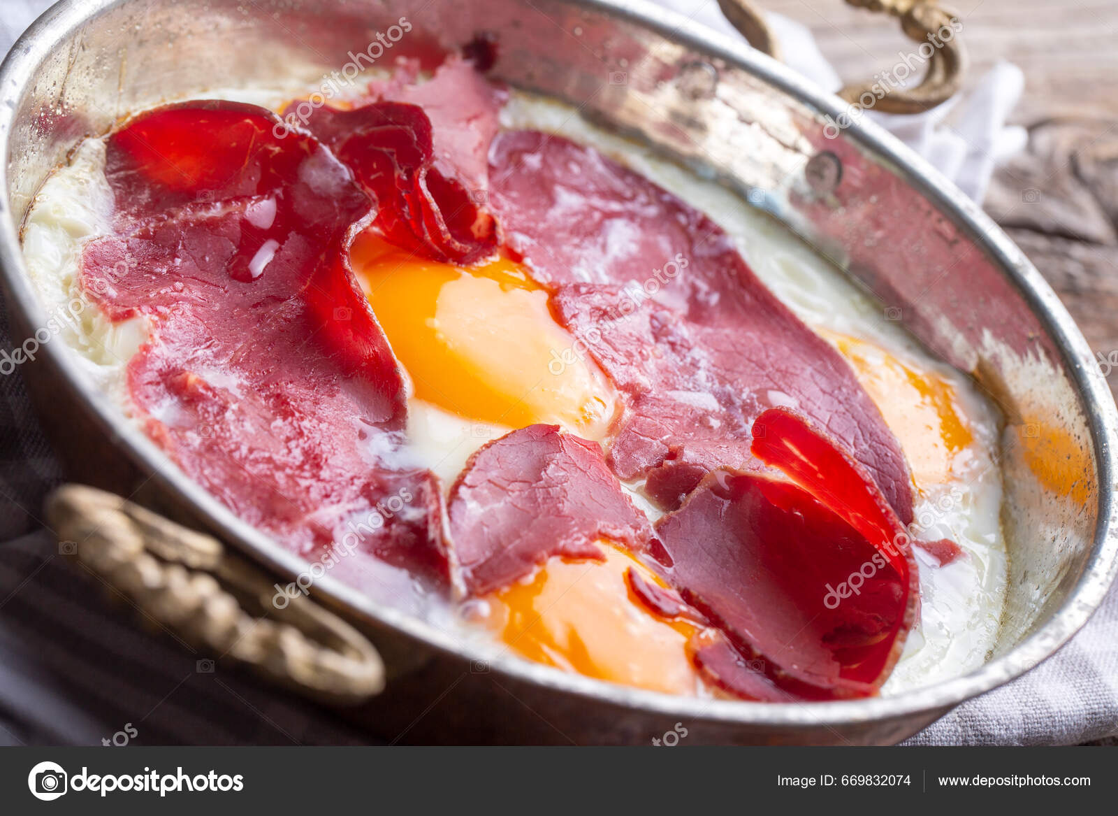 traditional-turkish-food-fried-eggs-bacon-turkish-name-pastirmali