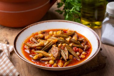 Bamya, geleneksel Türk yemekleri. (Türk mutfağı) Tabakta ev yapımı yiyecek bamyası. Organik Gıda.