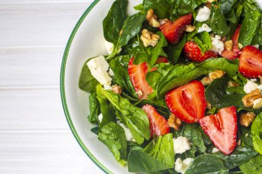 Sağlıklı diyet salatası; Avokado ile çilekli ıspanak salatası.