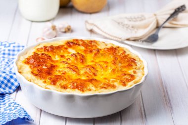 Patates graten (kremalı ve peynirli fırında patates) biberiye ve çatallı (Türk adı Kremali patatesi;)