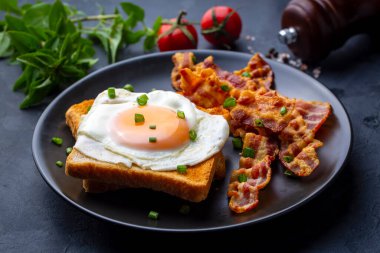 Pastırmalı sahanda yumurta. İngiliz kahvaltısı olarak pastırma ve yumurta..