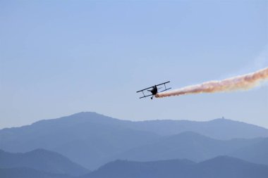 Türkiye / İzmir, 9 Eylül 2022, İzmir Bağımsızlık Günü kutlamaları, Türk Yıldızları uçağı Türk Hava Kuvvetleri 'nin akrobatik gösteri ekibini