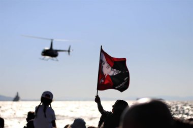 Türkiye / İzmir, 9 Eylül 2022, İzmir Bağımsızlık Günü kutlamaları, Türk Yıldızları uçağı Türk Hava Kuvvetleri 'nin akrobatik gösteri ekibini