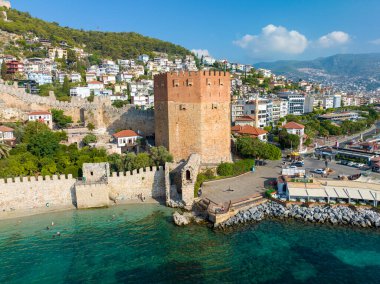 Alanya - Türkiye, 11 Ağustos 2023, Antalya 'daki Alanya Körfezi' nin havadan görünüşü. Açık gökyüzü olan deniz ve şehir. Kizil Kule - Alanya