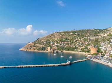 Alanya - Türkiye, 11 Ağustos 2023, Antalya 'daki Alanya Körfezi' nin havadan görünüşü. Açık gökyüzü olan deniz ve şehir. Kizil Kule - Alanya