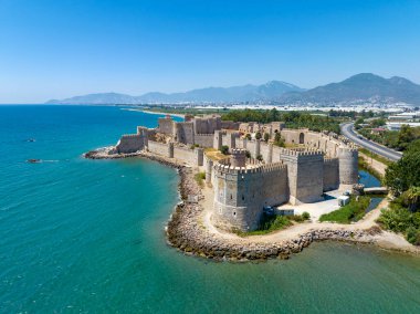 Anamur Kasabası 'ndaki Mamure Şatosu veya Anamur Şatosu' nun hava görüntüsü