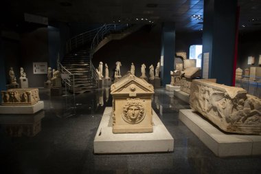 Antalya Müzesi - Türkiye, 10 Ağustos 2023, Antalya Müzesi 'nde antik antik heykeller sergilendi. Kısmen yok edildiler. Parça parça yenilendiler..