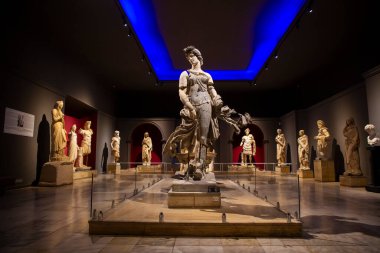 Antalya Müzesi - Türkiye, 10 Ağustos 2023, Antalya Müzesi 'nde antik antik heykeller sergilendi. Kısmen yok edildiler. Parça parça yenilendiler..