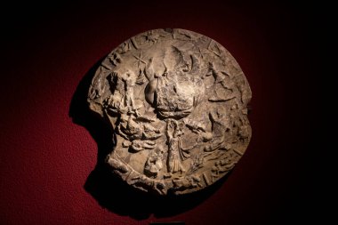 Antalya Müzesi - Türkiye, 10 Ağustos 2023, Antalya Müzesi 'nde antik antik heykeller sergilendi. Kısmen yok edildiler. Parça parça yenilendiler..