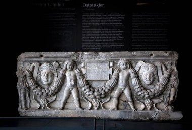 Adana - Türkiye, 12 Ağustos 2023, Adana, Türkiye 'deki Adana Arkeoloji Müzesinde Antik lahit figürleri