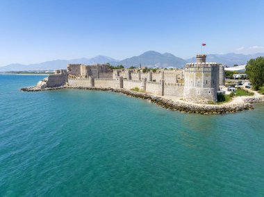 Anamur Kasabası 'ndaki Mamure Şatosu veya Anamur Şatosu' nun hava görüntüsü