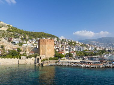 Alanya - Türkiye, 11 Ağustos 2023, Antalya 'daki Alanya Körfezi' nin havadan görünüşü. Açık gökyüzü olan deniz ve şehir. Kizil Kule - Alanya