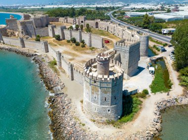 Anamur Kasabası 'ndaki Mamure Şatosu veya Anamur Şatosu' nun hava görüntüsü