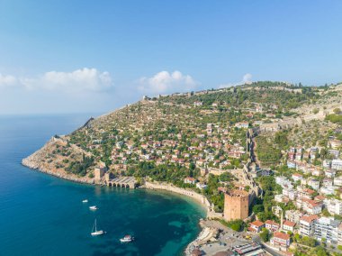 Alanya - Türkiye, 11 Ağustos 2023, Antalya 'daki Alanya Körfezi' nin havadan görünüşü. Açık gökyüzü olan deniz ve şehir. Kizil Kule - Alanya